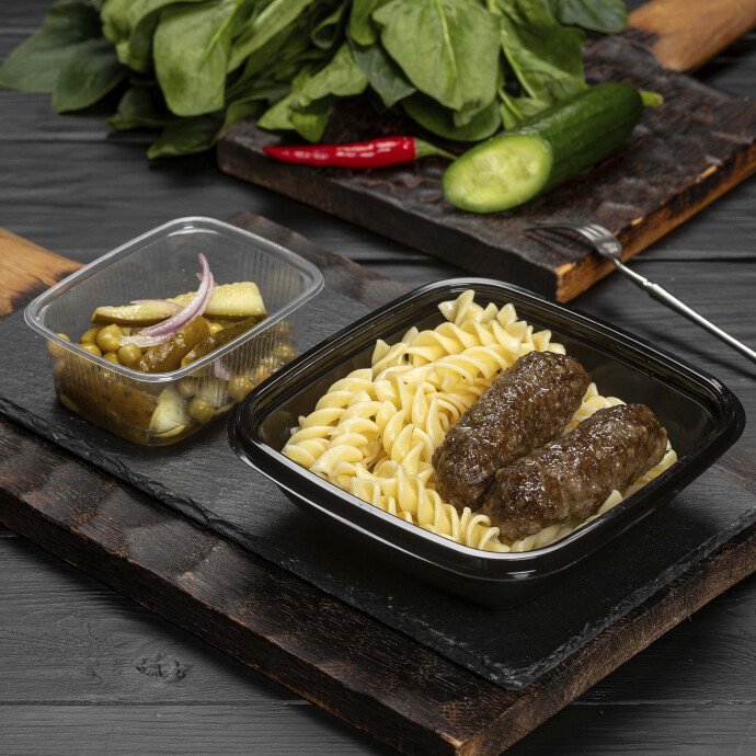 Люля-кебаб из говядины с макаронами и закуской из консервированных огурцов