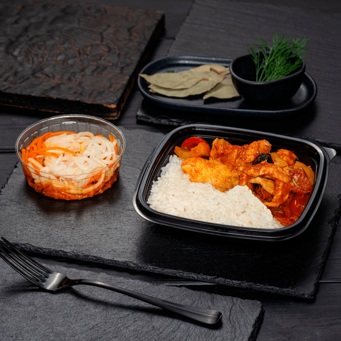 Курица по-испански с рисом и закуской из дайкона