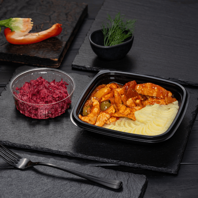 Курица по-испански с картофельным пюре и закуской из свёклы