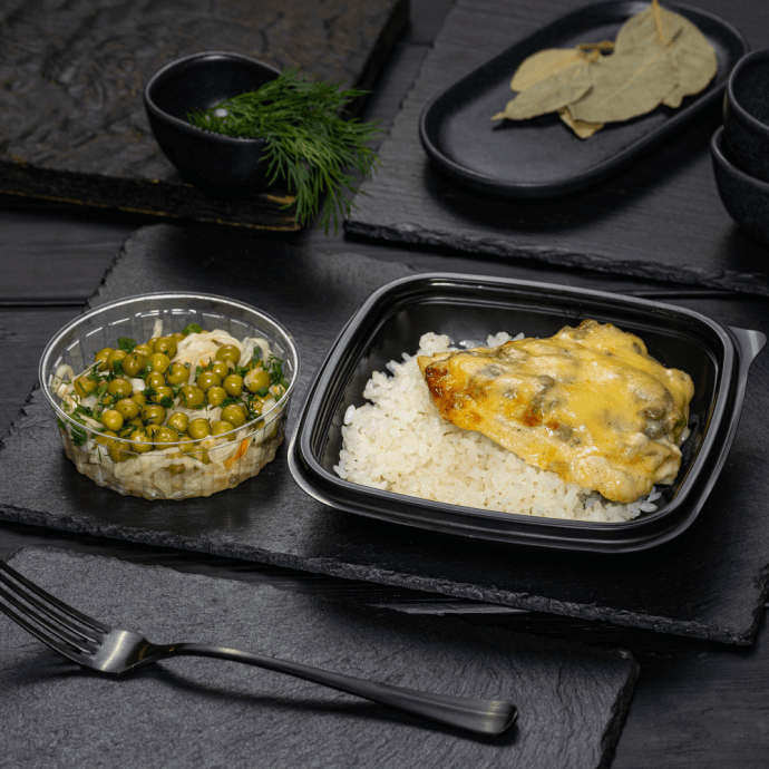 Куриное филе, запеченное с грибами, с рисом и закуска из квашеной капусты