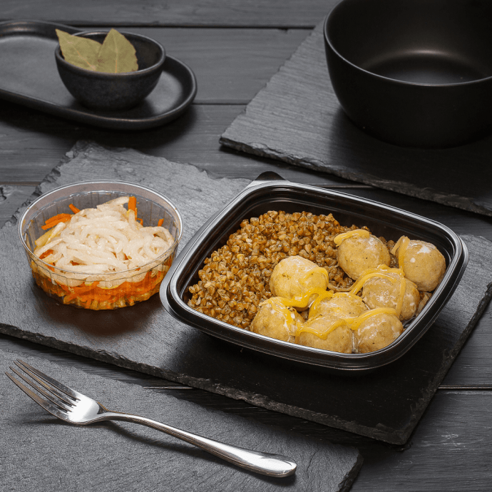 Куриные тефтели с гречкой и закуской из дайкона