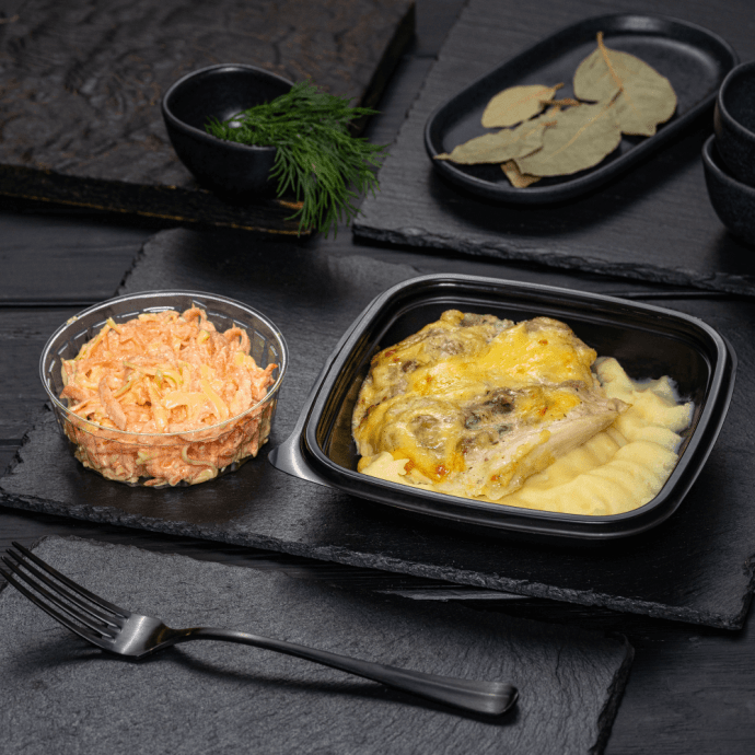 Куриное филе, запеченное с грибами, с картофельным пюре и закуска из моркови с сыром и чесноком