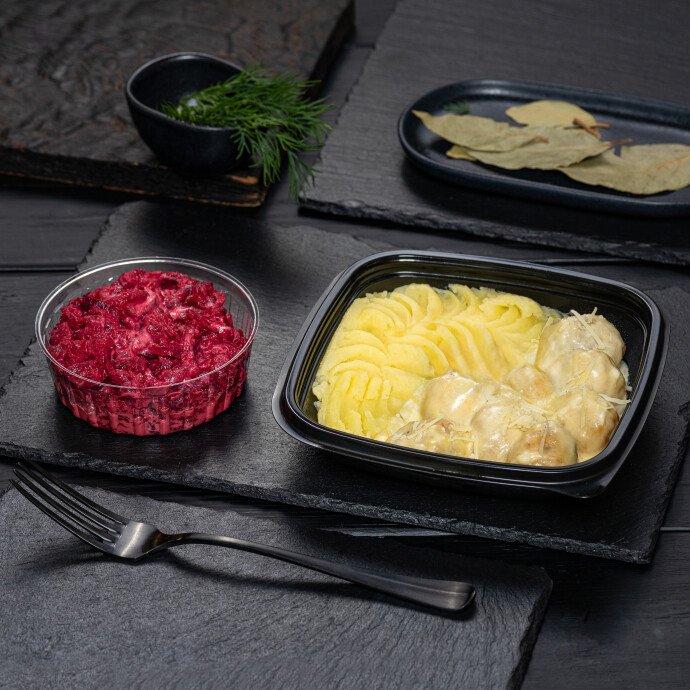 Куриные тефтели с картофельным пюре и закуской из свёклы