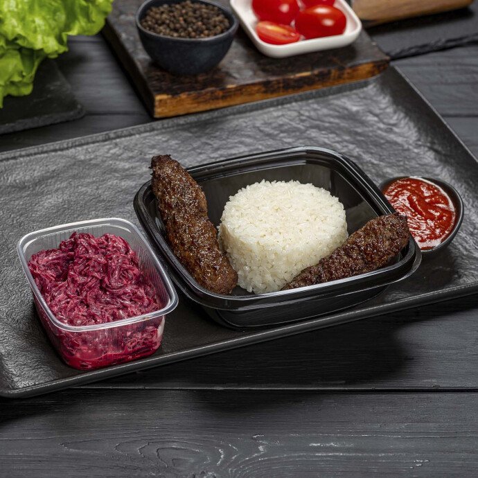Люля-кебаб из говядины с рисом и закуска из свёклы