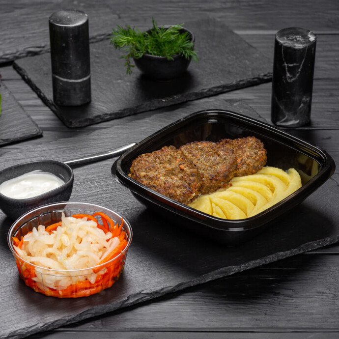 Оладьи из печени с картофельным пюре и закуска из дайкона