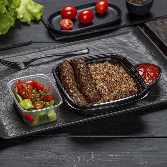 Люля-кебаб из говядины с гречкой и закуской из свежих овощей