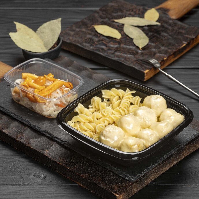 Куриные тефтели с макаронами и закуской из маринованной капусты с опятами