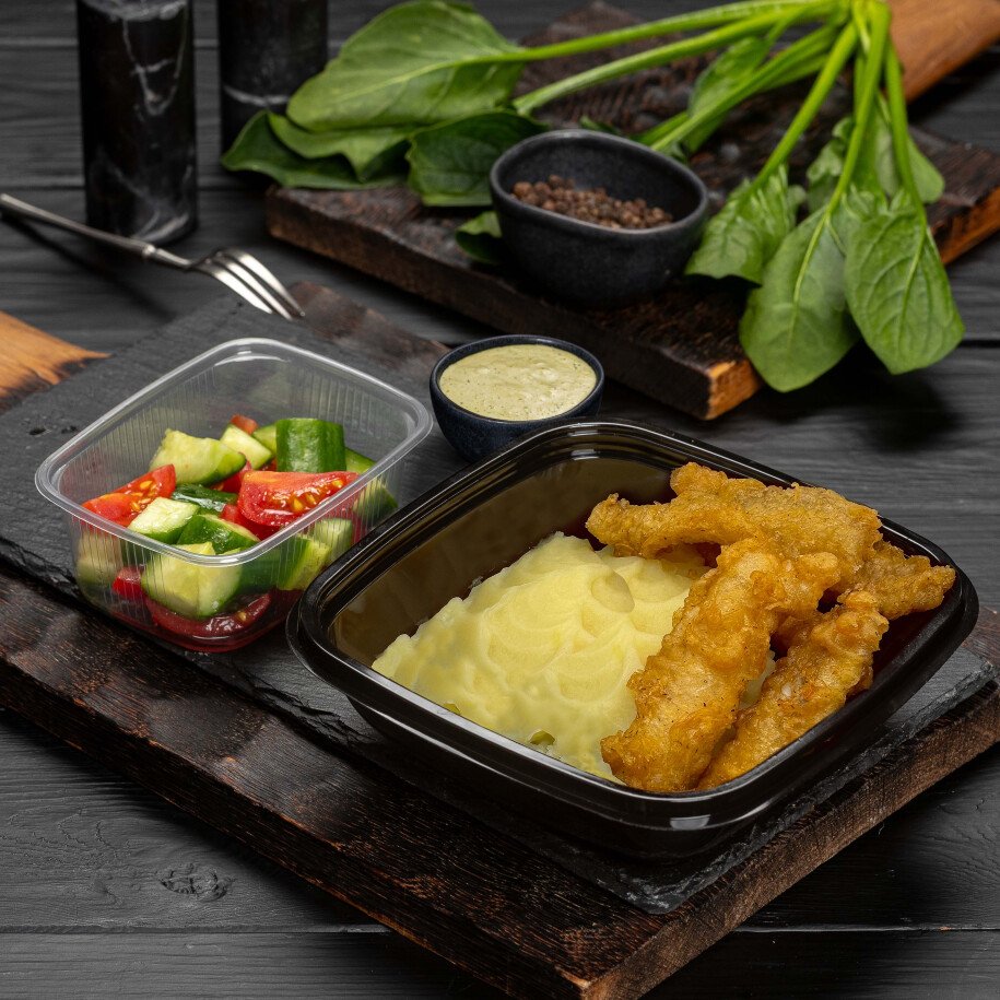 Рыба в кляре с соусом, картофельным пюре и закуской из свежих овощей